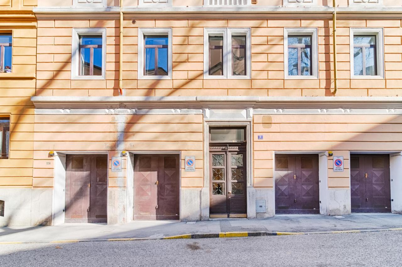 Frida Apartment Nuovo Luminoso Con Vista Aperta Trieste Luaran gambar